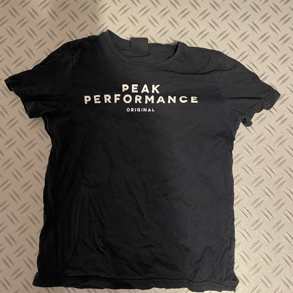 Väldigt snygg och trendig peak performance T-shirt med bra kvalitet! Hör av er vid funderingar!. T-shirts.