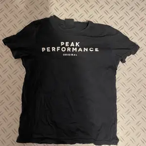 Väldigt snygg och trendig peak performance T-shirt med bra kvalitet! Hör av er vid funderingar!