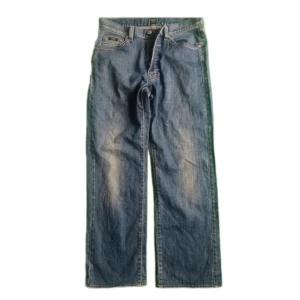 Hugo Boss Jeans - Säljer ett par jeans från Hugo Boss i riktigt bra skick, inga skador eller hål. Storlek 32/32 Midjan 40cm  Lår vid skrevet 29cm Rise 26cm Total längd 96cm Benlängd fårn skrevet 72cm Öppning vid benet 21cm