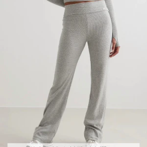 Aimn tights - Säljer mina fina gråa mjukis tights ifrån Aimn, det är tyvärr för långa för mig och används för sällan🥰 Strl är slutsåld på hemsidan, skriv för mer info och frågor!