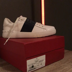 Valentino Open Mörkblå - Tjoo, säljer dessa feta skor till ett dunder pris hör av dig vid bild eller frågor! Byten funkar. !(Vet ej om de är äkta köpa på plick där av de billiga priset