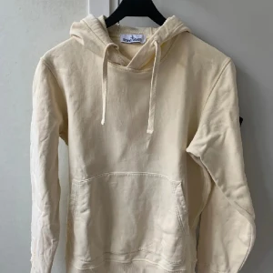 Stone Island Hoodie  - Stone Island Hoodie i fint skick köpt på NK i Göteborg✅ Ny pris 3500kr mitt pris är 1300kr🔥 Storlek: Medium Skick: 9/10 Skriv till mig vid intresse eller om ni undrar om något👌💯