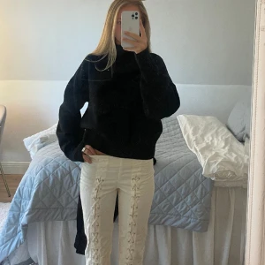 Svart stickad tröja - Svart stickad tröja med lite högre krage och kortare, från other stories