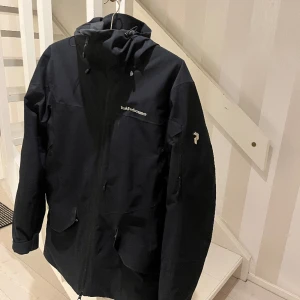 Peak performance jacka - Skidjacka eller vardagsskola från peak performance i storlek Medium. Väldigt gott skick!  Nypris 4-5tusen kronor 