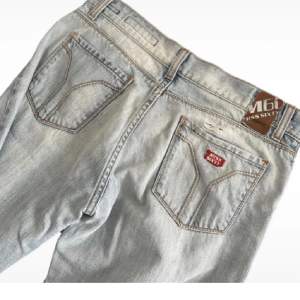 Jättefina miss sixty jeans 💕  Fint skick och inga defekter förutom det lilla hålet över ena bakfickan. Midja: 80cm o innerben 80cm 💕