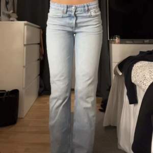 Jättefina ljusblå jeans från Zara. Storlek 36. Har sprättat upp nertill för längre längd.