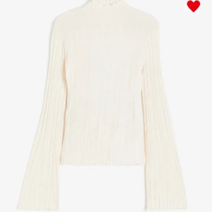 Ribbstickad tröja med halvpolo - Säljer denna populära toppen från h&m då jag inte tycker den passar mig. Den är aldrig använd dvs ny. Det är bara att höra av er vid frågor osv annars går det bra att trycka på köp nu 😊💓