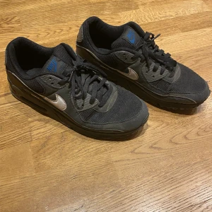 Nike Air Max - Nike Air Max säljes i bra skick, en tvätt och som nya. Storlek 45, sitter som 44. Köpta för 1650kr, säljes för 599kr.