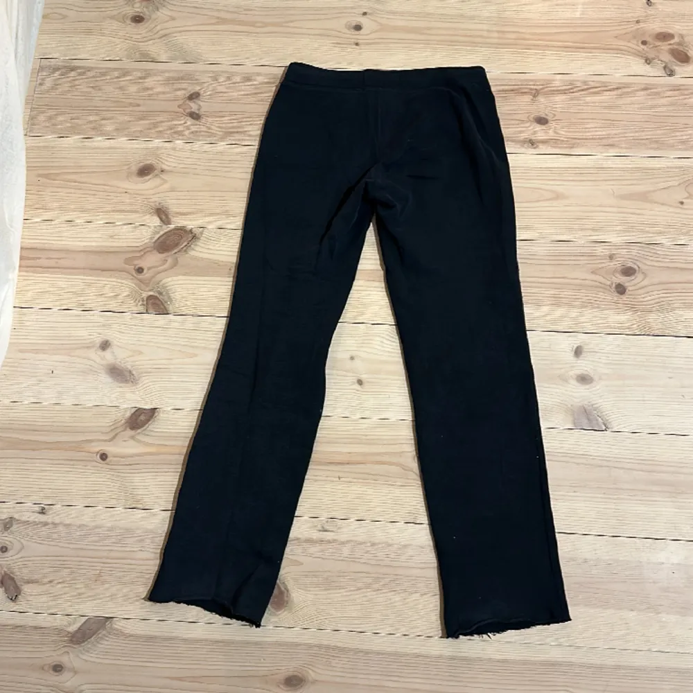 Vintage, snygga, tajta, Lågmidjade  hollister mjukisbyxor i mycket bra skick! Sitter super bra på och är väldigt bekväma! Midjemått: 34cm rakt över. Innerbenslängd: 68cm!. Jeans & Byxor.