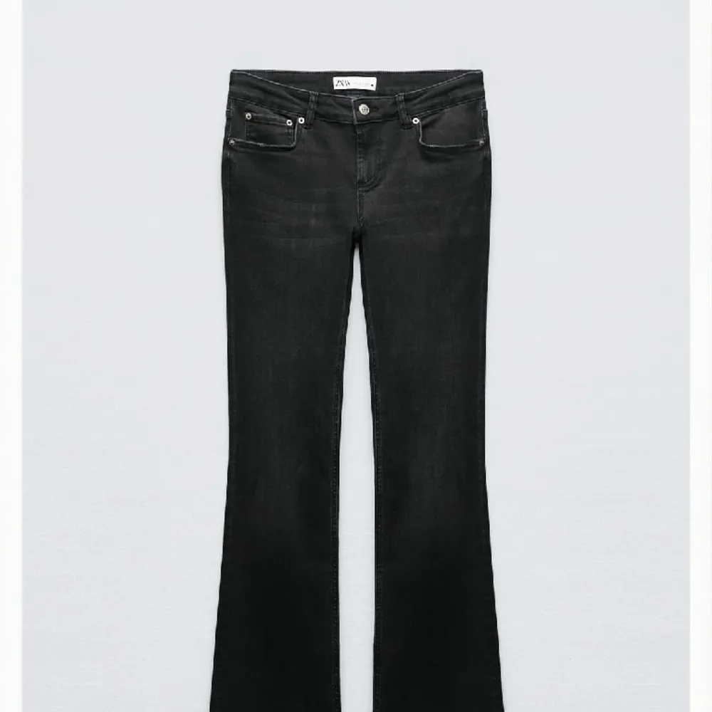 Slutsålda low waist jeans från zara, storlek 36💞💞. Jeans & Byxor.