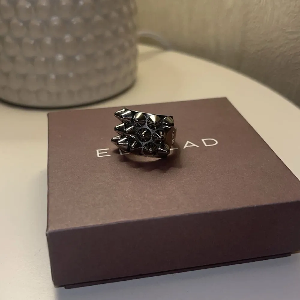 Säljer denna trendiga ring ifrån Edblad i sliver, då jag har bytt till guld och får inte användning av silver smycken. Den är 17,50 mm. Den är tvättad🩷 Hör av dig om du har funderingar. Ring och kartong ingår❤️‍🔥. Accessoarer.