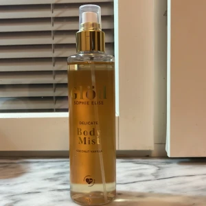 Vanilla Coconut Body mist❤️ - Vanilla coconut Body mist❤️Från Lyko, köpt för 300 kr säljer för 250❤️ 200 ml helt oanvänd, säljer pga gillar inte vanilj. ❤️Fick i present. Köparen står för frakten❤️❤️