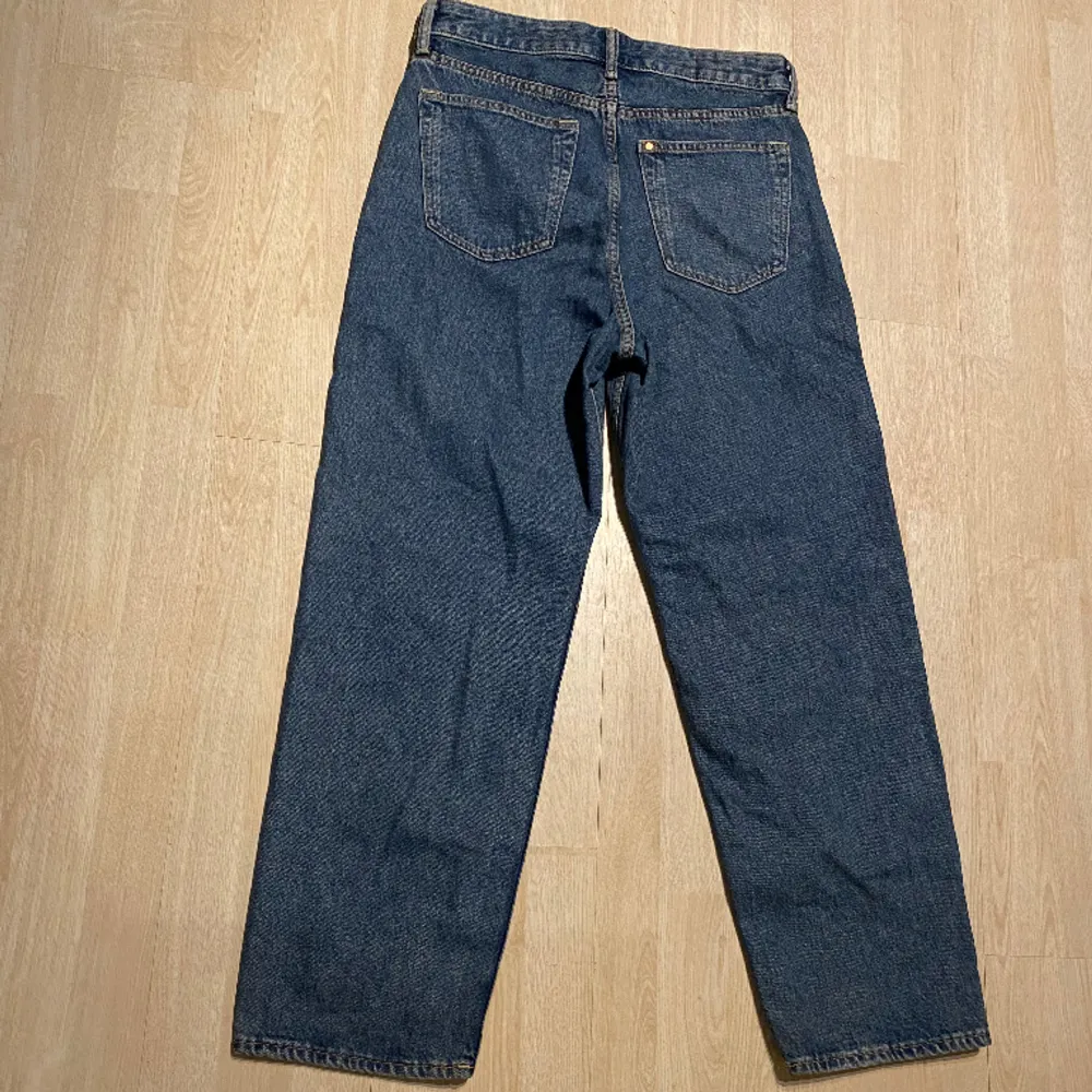 Säljer ett par snygga jeans i stl 32. De är relaxas fit. Inga hål eller skador, skick 10/10. Fraktas inom 48h📦📩 Kolla gärna in mina andra annonser🤩. Jeans & Byxor.
