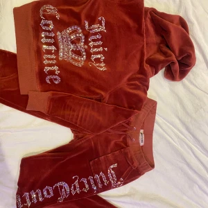 Juciy couture set - Intressekoll på mitt juciyset. Jag köpte det på Plick. Har använt byxorna fåtal gånger och har aldrig använt koftan. Hör av er om ni har några frågor❤️
