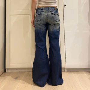 lågmidjade flared jeans i nyskick💕 - midja 80 cm o innerben 85 cm ja e 170 för referens! snygg wash