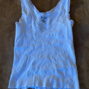 Ribbat spets linne från Brandy Melville - Bra skick, använd ungefär 2 gånger. Köpt 2021