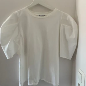 Zara Vit puffärmad tröja  - Jättefin puffärmad tröja från zara!  Använd fåtal gånger så är så gott som ny! ⭐️🙌