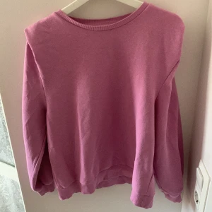 Rosa tröja - Säljer en super fin och mysig tröja från Saint Tropez! ⭐️ Väldigt bra skick! Hör av er vid frågor! 🙌