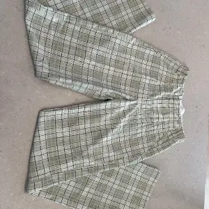 Så söta ljusgröna byxor i rutigt mönster!💕 Dessa har inte kommit till användning och är i jättebra skick. De har slits i benen och passar dig som är lite längre, ungefär 175 cm lång.  Storlek : 34 