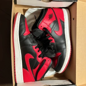 Air Jordan 1 mid alternate bred - Storlek 40 EUR junior så demr lite mindre än vanliga 40. Gott skick är dock creasade och lådan hänger med på köpet. Resell går från 1500-1800