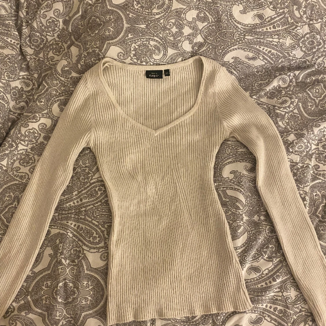 Krämvit ribbstickad tröja 