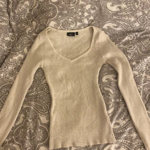 Krämvit ribbstickad tröja  - Säljer min tröja från Kappahl, den är i storlek xs och är i mycket bra skick❤️ 