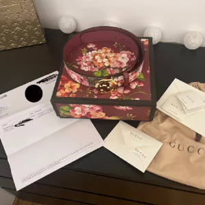 Gucci bälte - Helt nytt skick!  Fick i present av min kille men den var för stor för mig och det var för sent att returnera, därav har jag aldrig kunnat andvända den.  Det är storlek 85 enligt Gucci:s storlekar. 