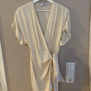 Klänning från & Other Stores  - Jättefin omlottklänning från stories. Använd 1 gång så den är i nyskick.  