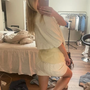 Stickad kjol - Jättesöt stickad kjol från gina, använd vid ett tillfälle så den är som ny! ❤️