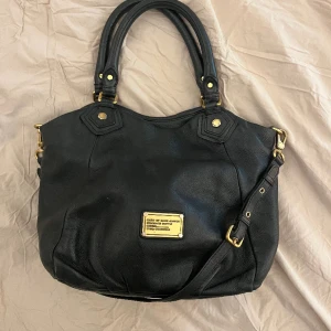 Marc by Marc Jacobs väska  - Superfin väska i bra skick från Marc Jacobs. Sparsamt använd. Äkta läder. Skriv för mer frågor:) 
