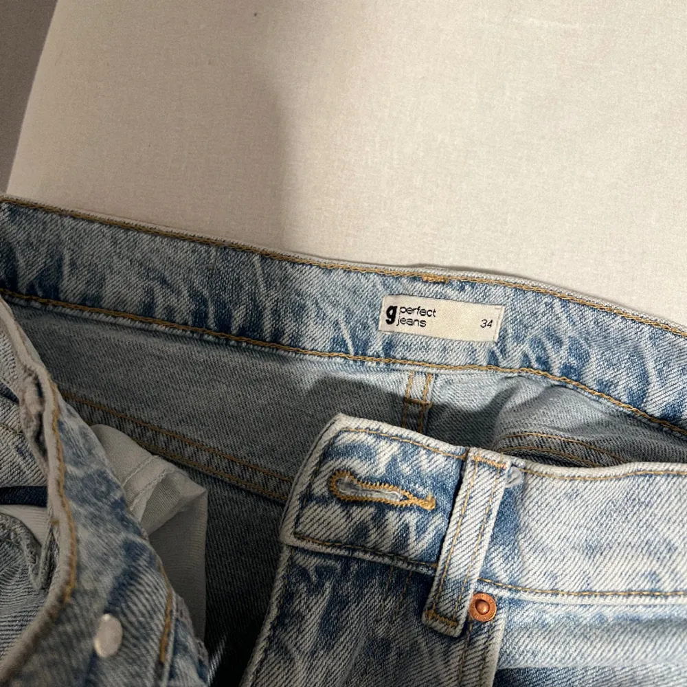 Jätte fina jeans som sitter så fint på, men tyvär inte min stil längre. Köpta från Gina tricot och är i storlek 34🩵🩵. Jeans & Byxor.