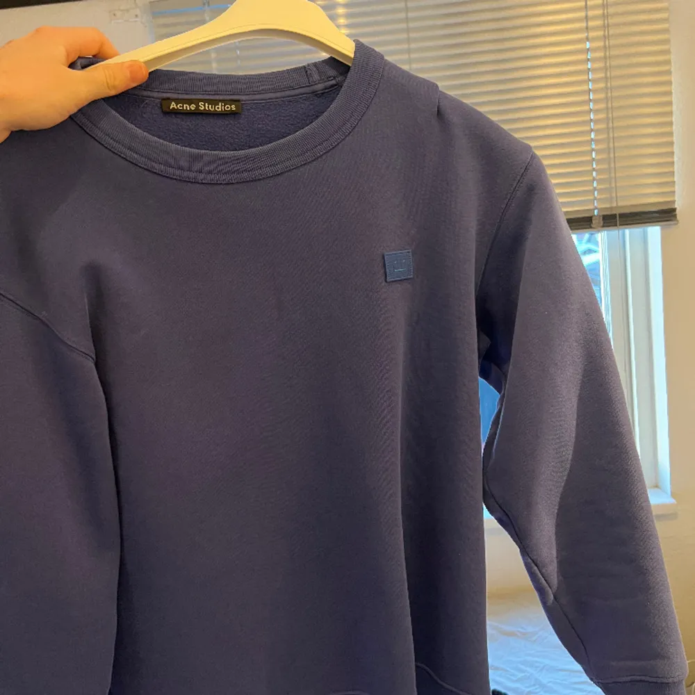 säljer denna fina acne studios sweatshirt pga för lite användning. Tröjor & Koftor.