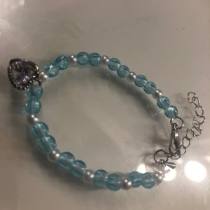 Hemmagjorda armband🤍 - Hemmagjorda armband.  Pärlorna finns i mörkblå, ljusblå, lila, rosa, beige, gul & grön + man kan få styla ett armband själv fast då kostar de lite mer och sen så går alla pengar till Cancerfonden🤍