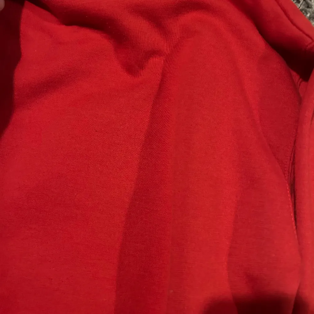 Säljer denna röda tröja i storlek m . Hoodies.