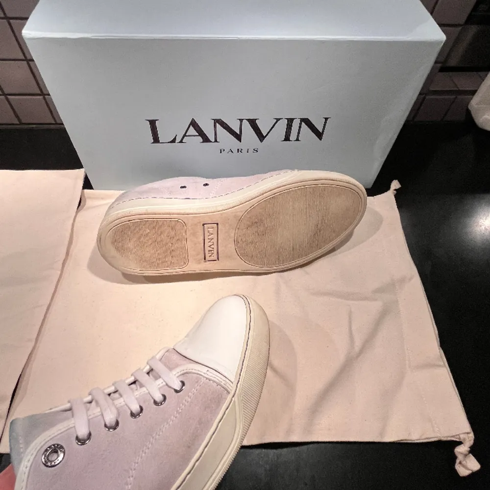 Tja säljer dessa super fina lanvin skor som är i en väldigt unik colorway då dem är försmå …. Skick 10/10 bortsätt från att det har blivit lite blåa på tungan ….. nypris: ca 430€ kom dm kring övriga funderingar å bilder. Skor.