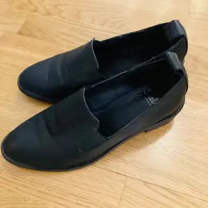 Svarta damskor/loafers från ”Shelly’s London” i storlek 38. Använda endast ett fåtal gånger. Material:Skinn