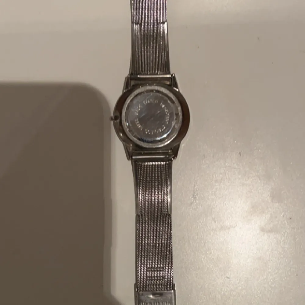 Säljer denna Calvin Klein klocka eftersom jag inte använder klockor. . Accessoarer.