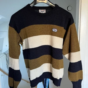 Stickad marine tröja - Marine tröja: Snygg stickad tröja köpt på secondhand i Sthlm. Storlek M herr Finns att hämta i Bromma men kan också mötas upp i centrala Stockholm