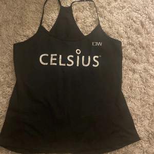 Celsius linne storlek m står celsius på ryggen med.