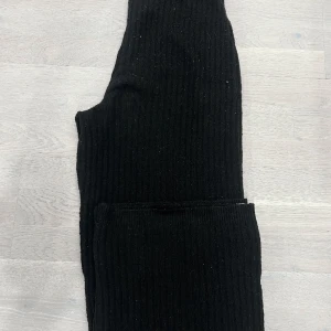 Stickade byxor - • strl M (skulle passa L också) • finns några ”knottror” se bild 2 som kan tas bort . Men därav priset 