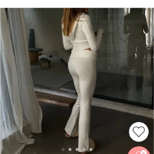 Vitt stickat set - Säljer ett vitt stickat set från Catania. Stort problem att få hem paketet och kan tyvärr inte lämna tillbaka det. I strl m men sitter som en s! Förliten för mig! Skriv för fler bilder! 