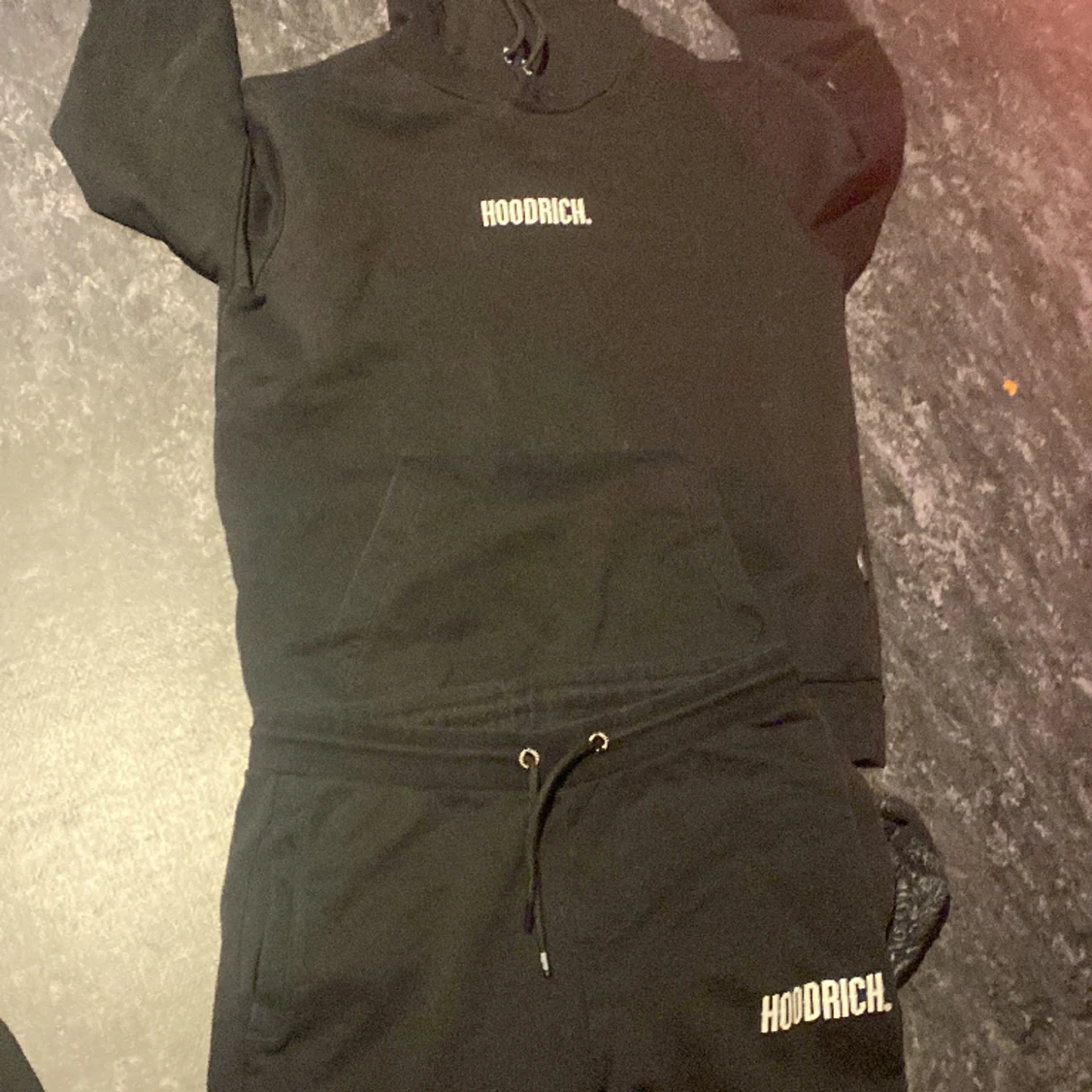 En hoodrich dress o en hoodie