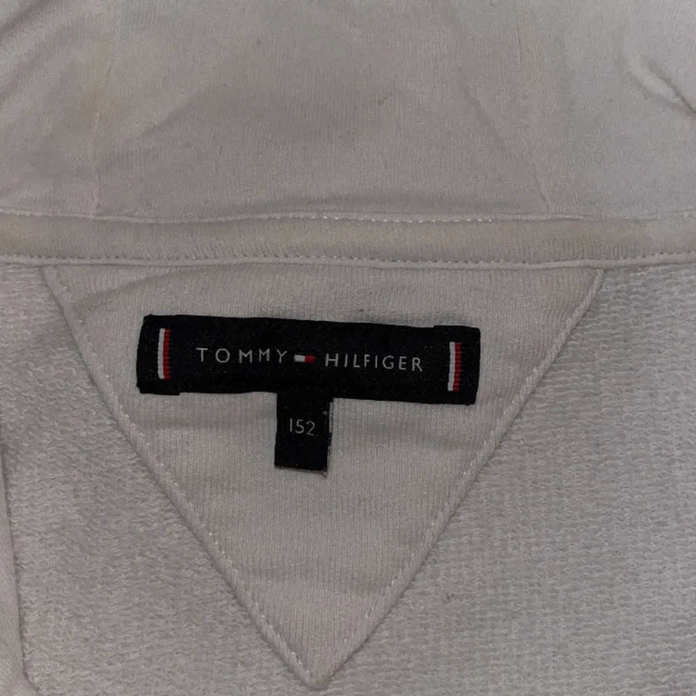 Helt ny Tommy Hilfiger tjocktröja. Inga fläckar, tröjan är endast provad.  Ny pris - 1299kr Säljer för - 1100kr. Hoodies.