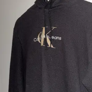 En snygg Calvin Klein hoodie med ett skönt material, hoodien är knappast använd och är köpt i Frankrike.