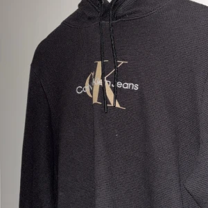 Calvin klein - En snygg Calvin Klein hoodie med ett skönt material, hoodien är knappast använd och är köpt i Frankrike.