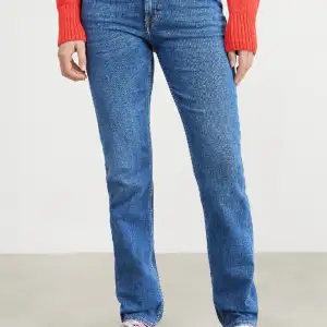 Säljer mina tidlösa Tiger of Sweden jeans som blivit för små. Nypris 1 495, säljer för 1000 (pris kan diskuteras) Använd fåtal gånger. OBS mina jeans är en nyans mörkare än på färgen modellen bär, kolla sista bilden❤️