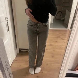 Gråa jeans från Gina  - Jätte fina jeans från Gina young i strl 164 nästintill oanvända därav i väldigt bra skick!!💞