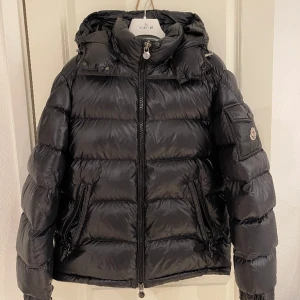 Moncler maya  - Säljer nu min moncler maya down jacket, då jag vill köpa en annan modell. Som ny, storlek 3. Hör gärna av er om de är något ni undrar! 