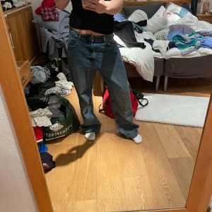 Baggy jeans - Snygga baggy jeans❤️ Från Hm, stl 42 men sitter lågmidjat på höfterna😊 Uppsydda men går att fålla ner, jag är 167💕