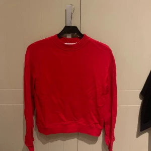 Röd tröja från nakd  - Storlek xs, använd fåtal gånger och är i nyskick. Nypris runt 350-400, säljer för 60kr